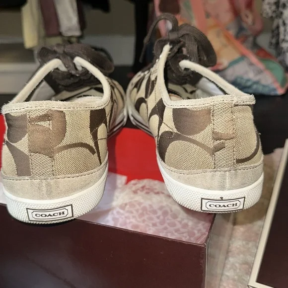 My husbands coach sneakers from back in the day! Few years old. VERY good cond. - Picture 4 of 10